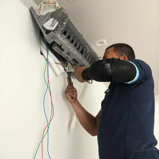 Geovando arrumando ar condicionado