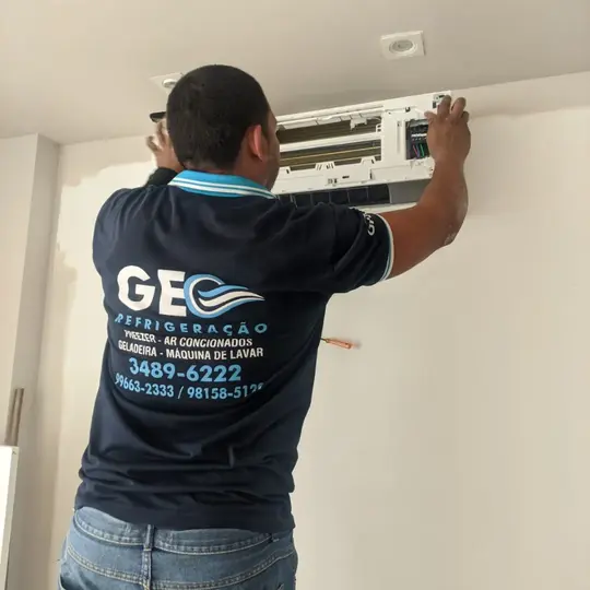 Geovando instalando ar-condicionado